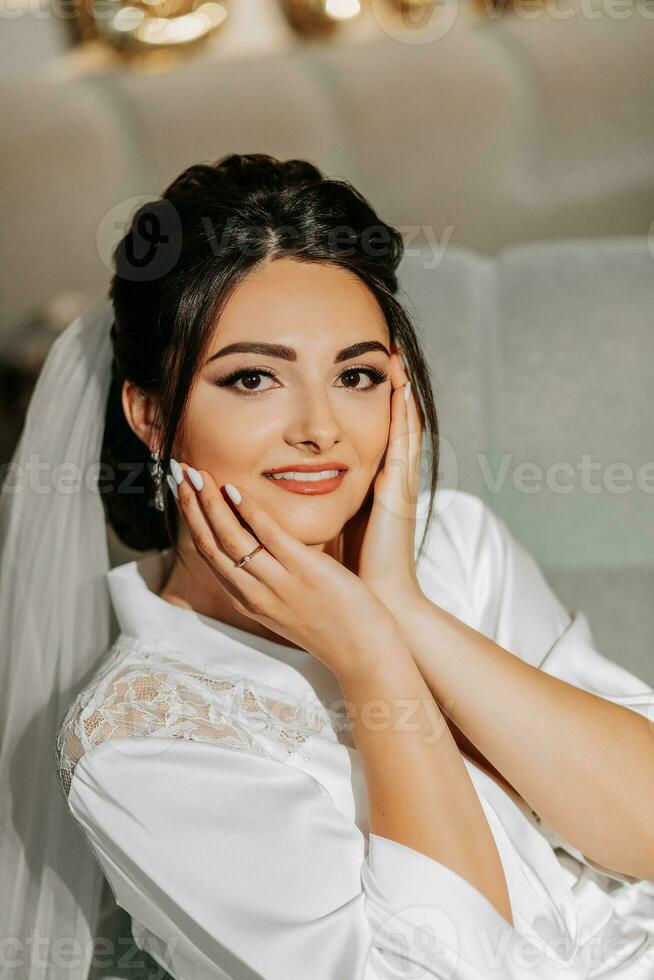 retrato do a noiva com estúdio luz dentro dela sala. ótimo cabelo e inventar. manhã do a noiva. preparação para a Casamento cerimônia foto