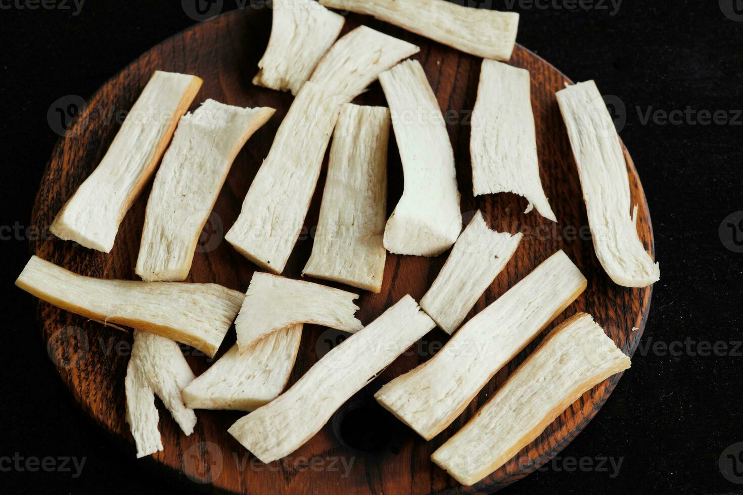 fatias do boletos cogumelo raiz liderar Fora em uma de madeira ficar em pé, saudável comendo conceito foto