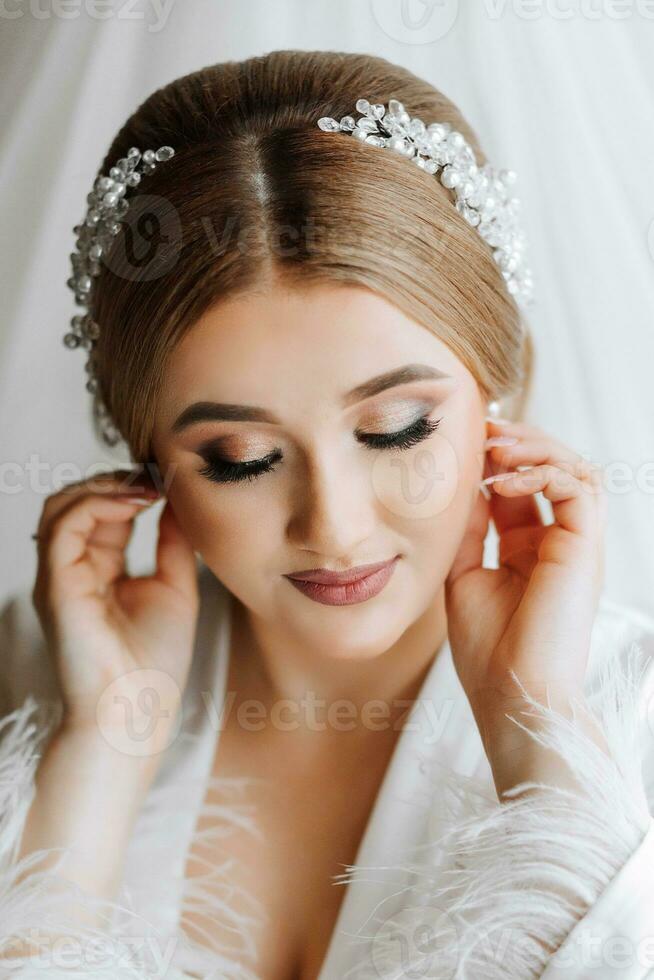 retrato do uma lindo noiva dentro uma hotel perto uma Casamento vestir. preparação para a Casamento cerimônia. vertical foto. foto