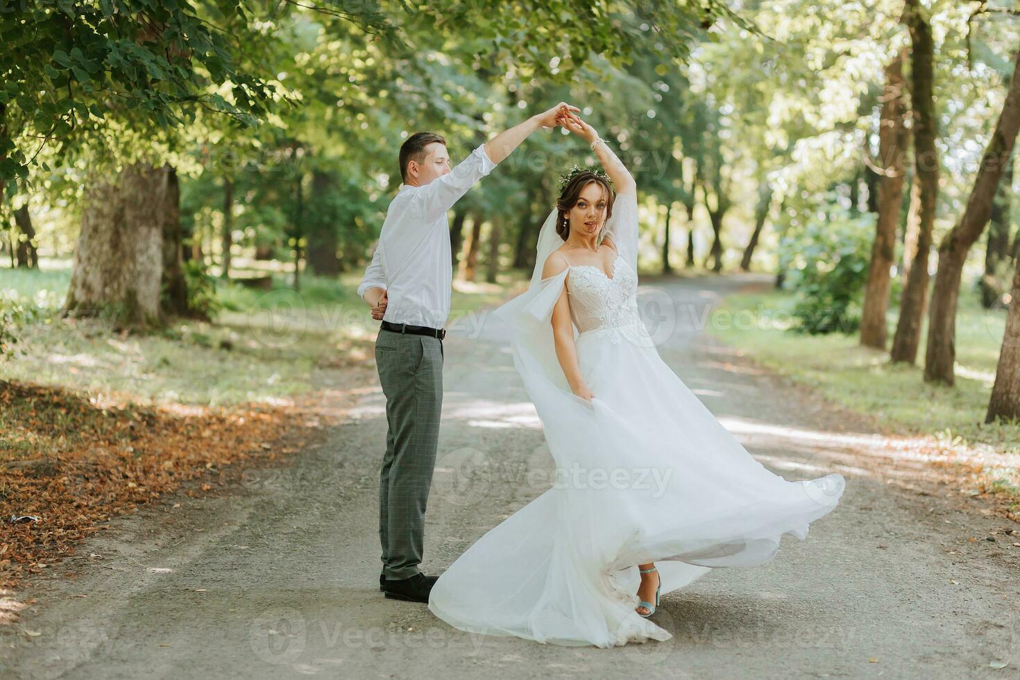 uma Casamento casal, uma feliz noiva e noivo estão corrida dentro a parque para a Lugar, colocar do a Casamento cerimônia. Casamento conceito foto