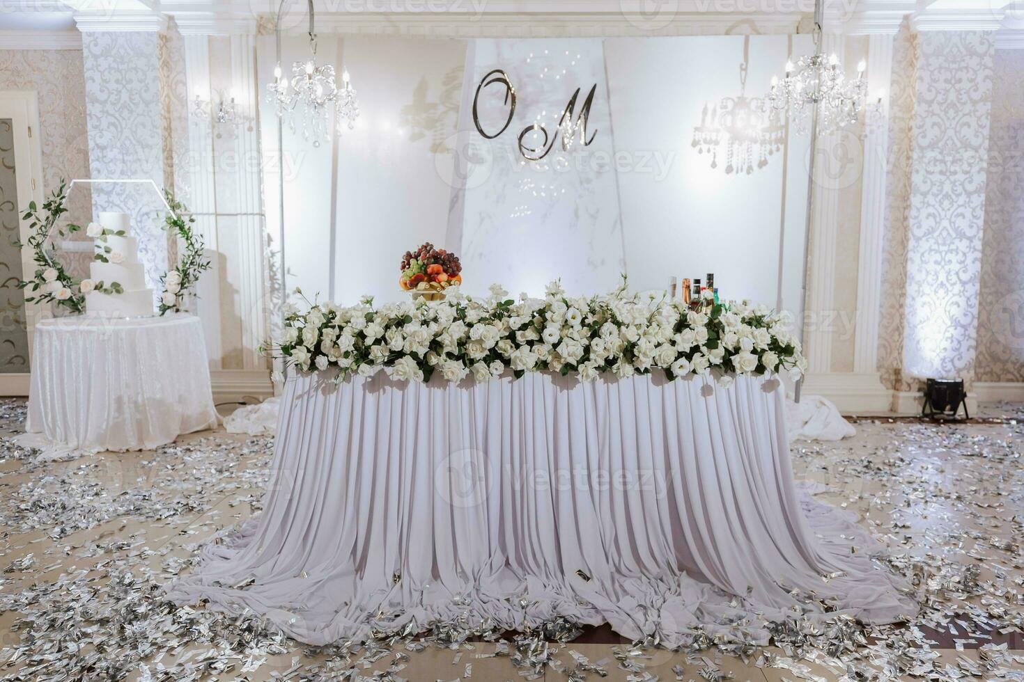 presídio do a noiva e noivo às a casamento. tudo é quase pronto para a Casamento celebração. Casamento banquete foto