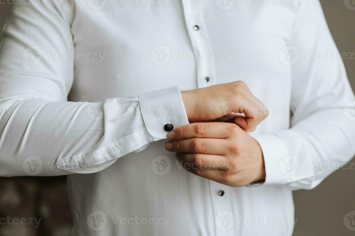uma à moda noivo é preparando para a Casamento cerimônia. do noivo manhã. homem de negocios vestindo branco camisa, masculino mãos fechar-se, noivo obtendo pronto dentro a manhã antes a Casamento cerimônia foto