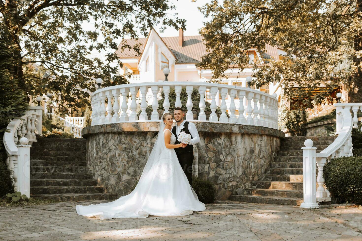 jovem lindo Casamento casal segurando mãos caminhando dentro a jardim, foto tiro a partir de acima.