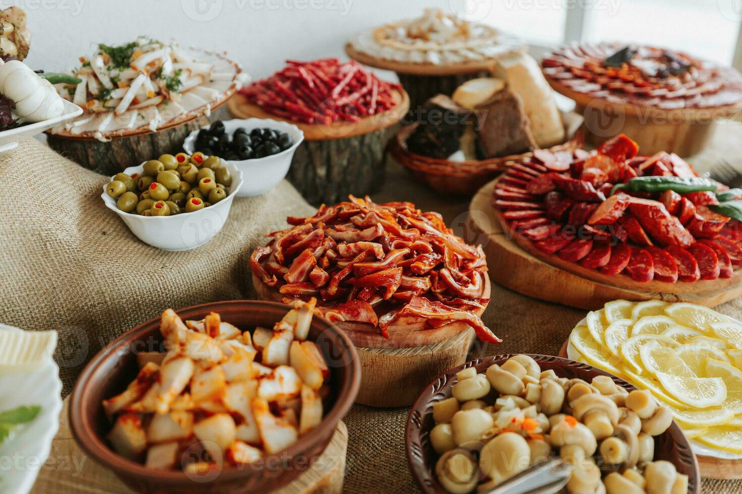 cossaco mesa dentro a melhor restaurantes. festivo mesa às a casamento. nacional ucraniano cozinha. gordo, salsichas, álcool. refeições. foto