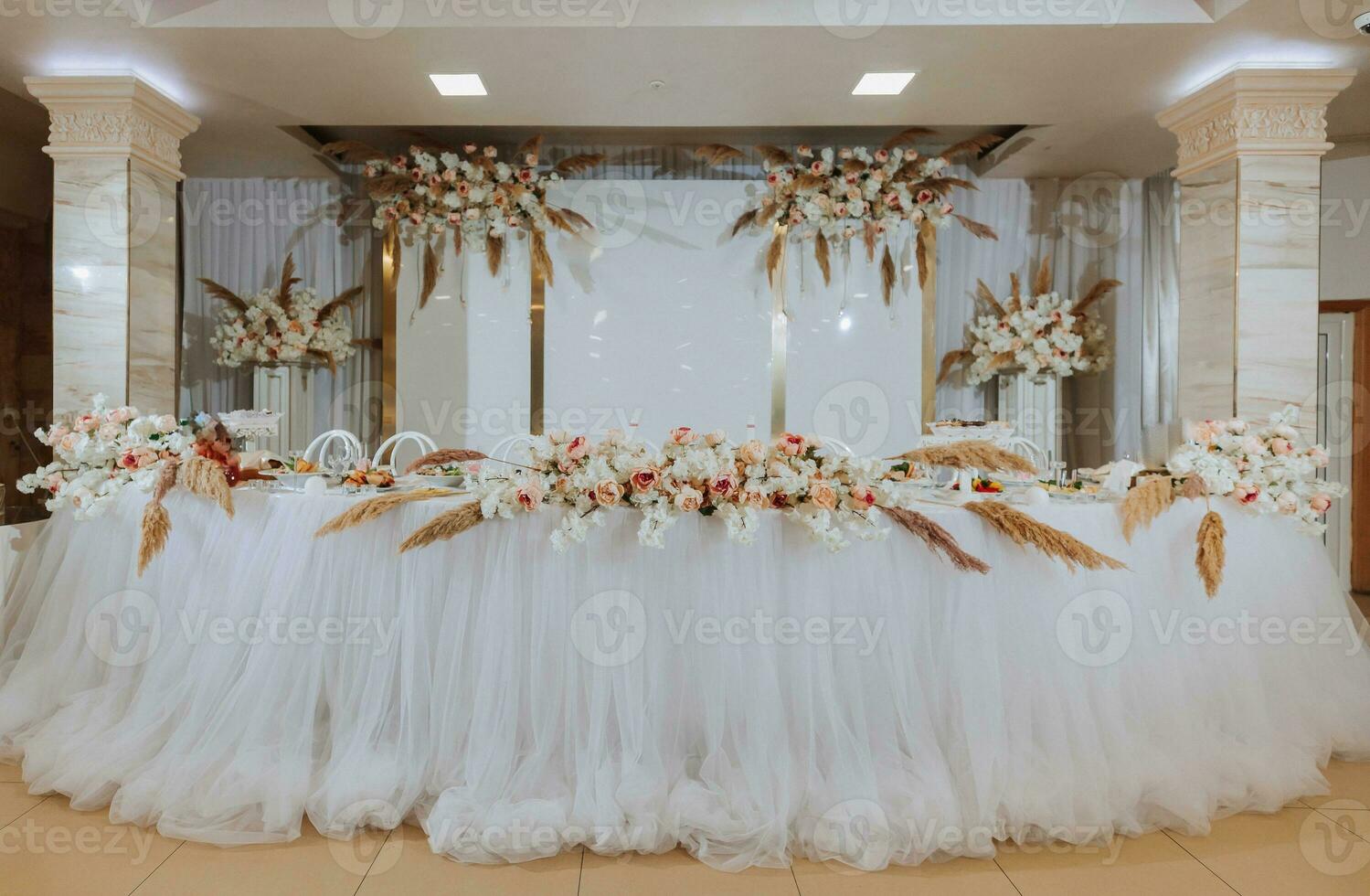 presídio do a noiva e noivo às a casamento. tudo é quase pronto para a Casamento celebração. Casamento banquete foto