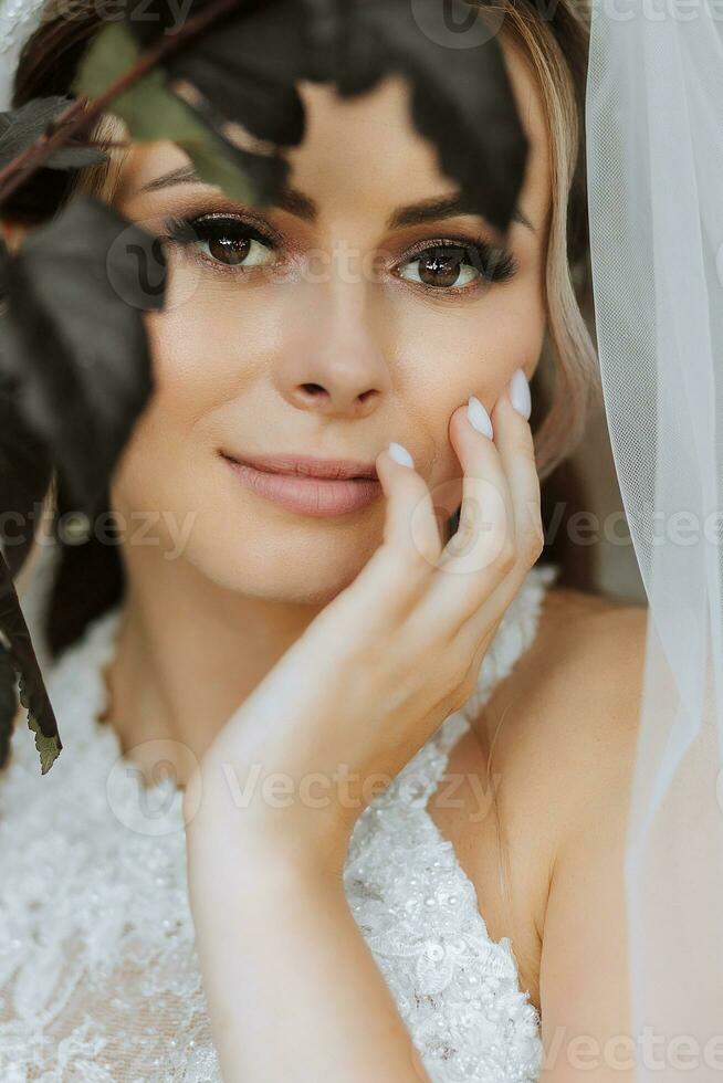 feliz à moda noiva com Casamento ramalhete desfrutando a melhor dia do dela vida foto