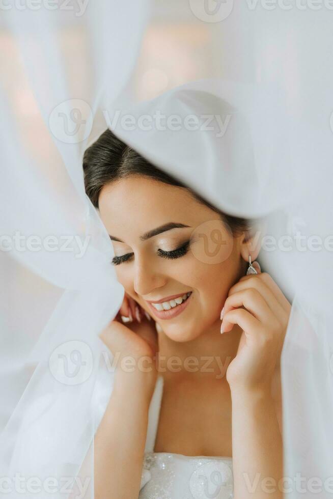 lindo noiva. retrato. Casamento Maquiagem Penteado, linda jovem mulher dentro branco vestir às lar. Series foto