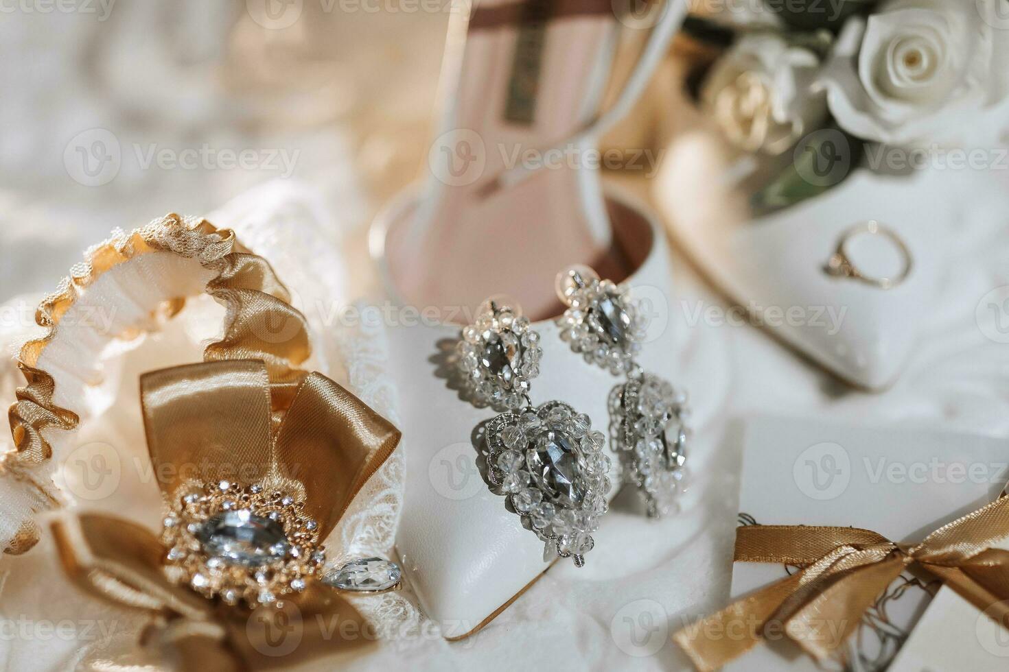 elegante Casamento acessórios do a noiva dentro a manhã em a dia do a celebração. foto