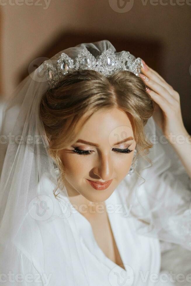 luxo Casamento coroa diadema em da noiva cabeça Penteado. manhã Casamento preparação noiva com coroa fechar acima foto