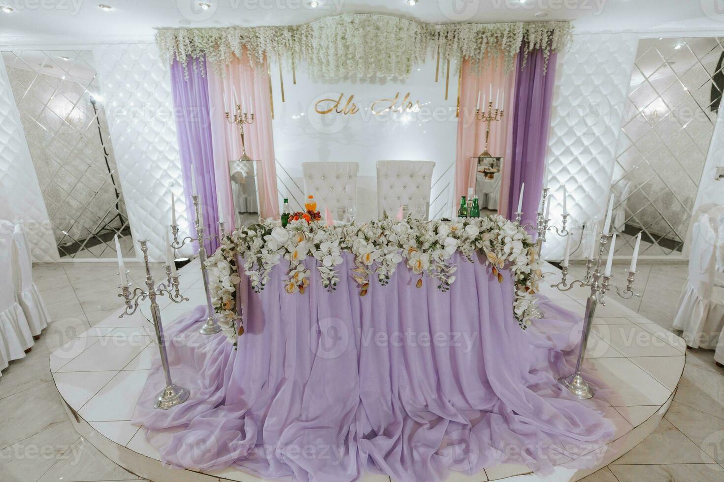 presídio do a noiva e noivo às a casamento. tudo é quase pronto para a Casamento celebração. uma Casamento banquete, muitos flores, uma rico e refinado Casamento foto