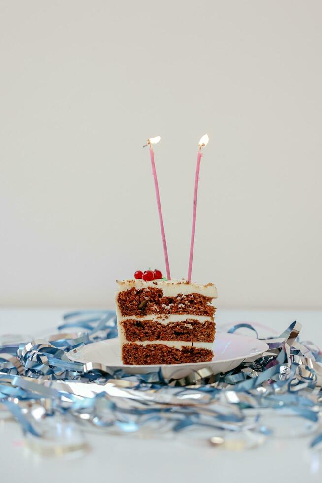aniversário bolo com velas e ouropel em branco fundo. seletivo foco. foto