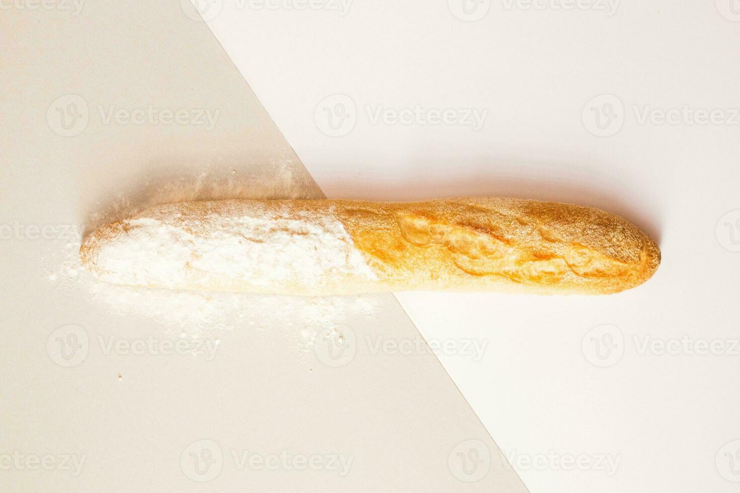 francês baguete em uma branco e cinzento fundo, topo Visão foto