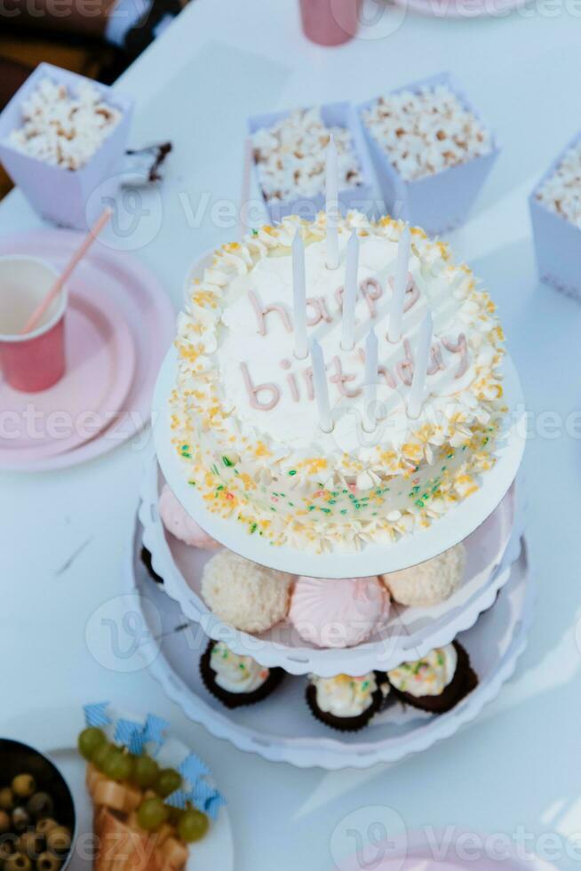 Casamento bolo com creme queijo glacê com marshmallows foto