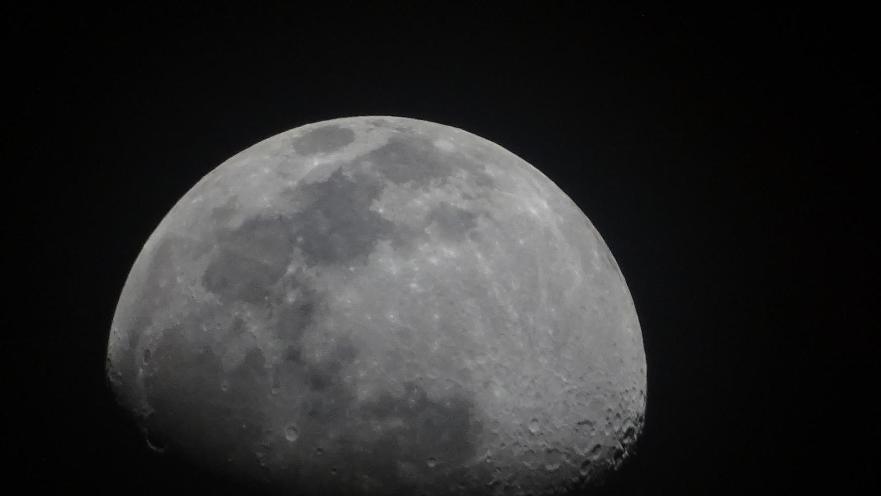 tons de lua em parcial foto