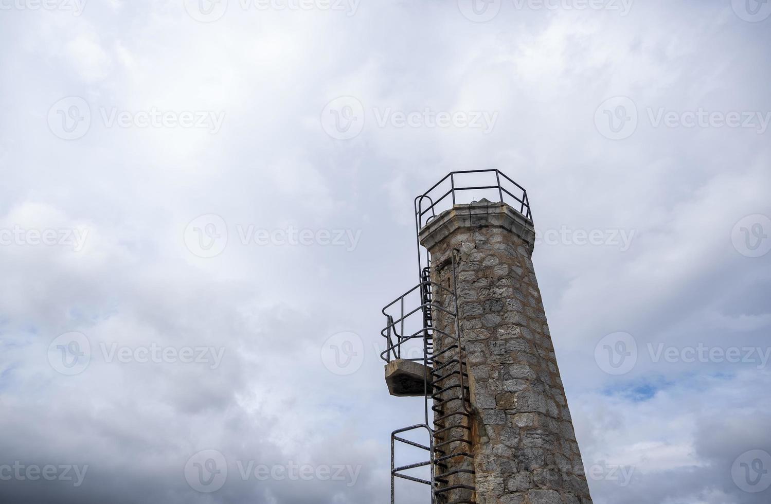 antigo farol no mar foto