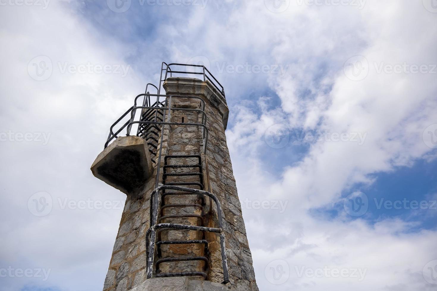 antigo farol no mar foto