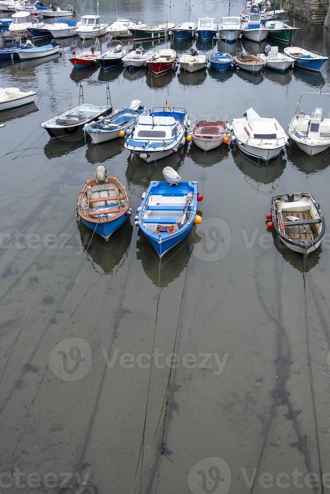 barcos atracados em um cais foto