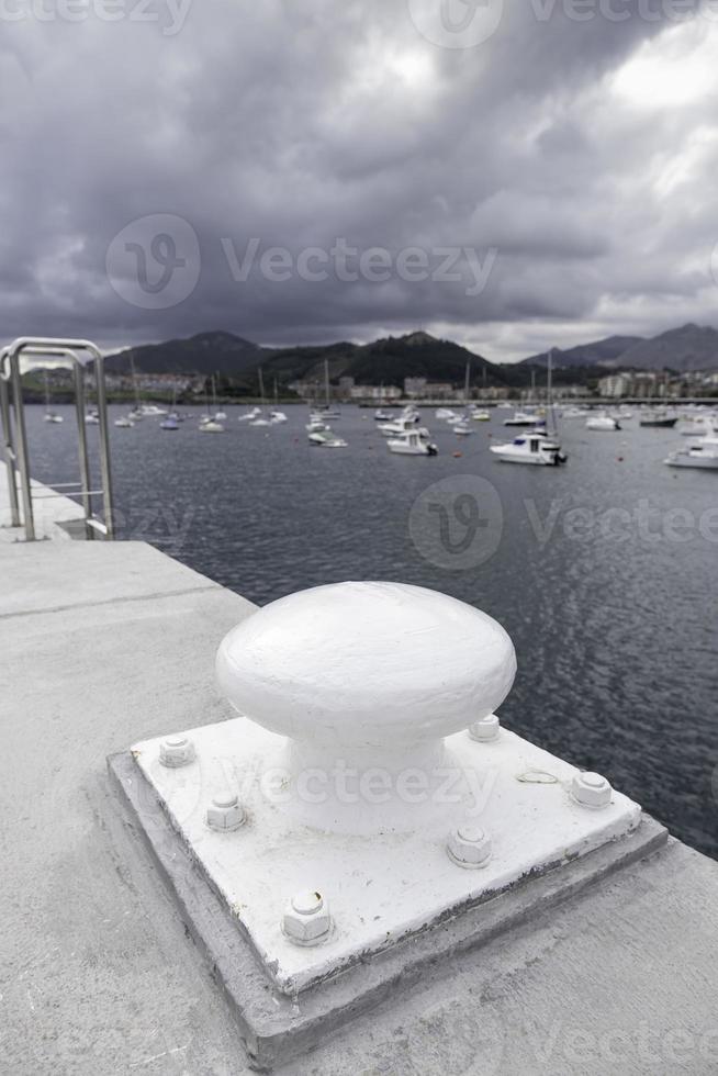 metal para amarração de barcos foto