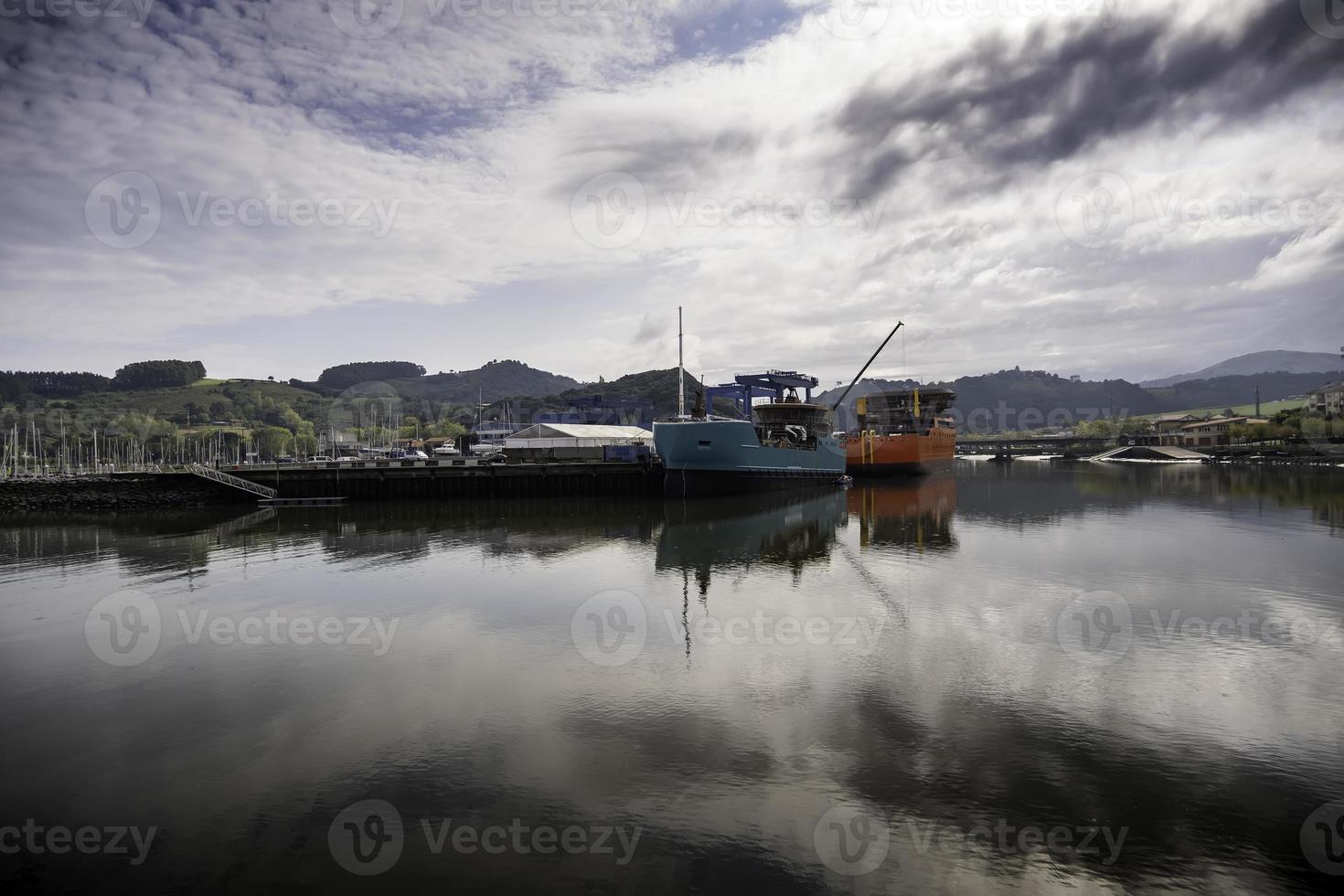 navios atracados em um cais foto