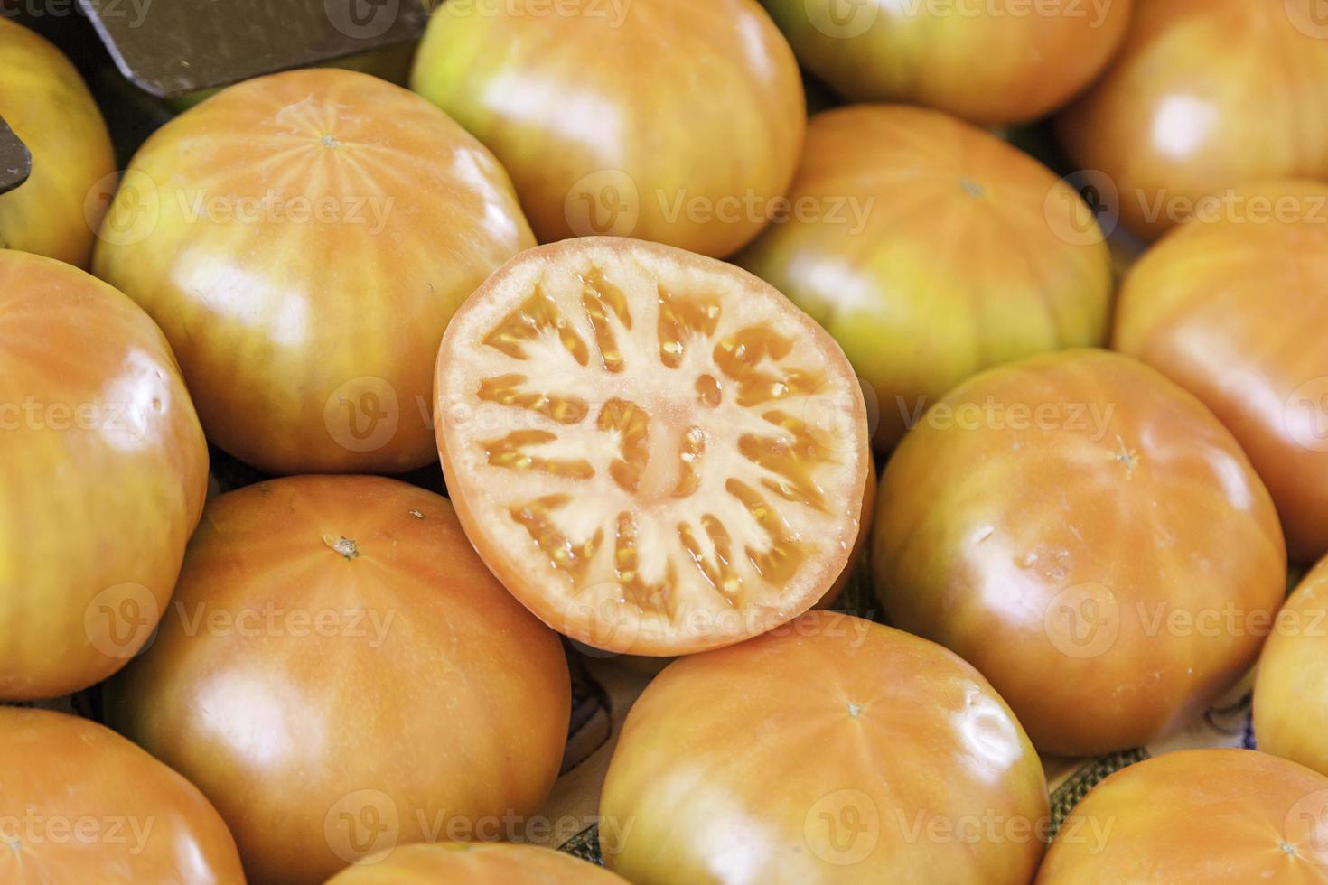 tomates frescos em um mercado foto