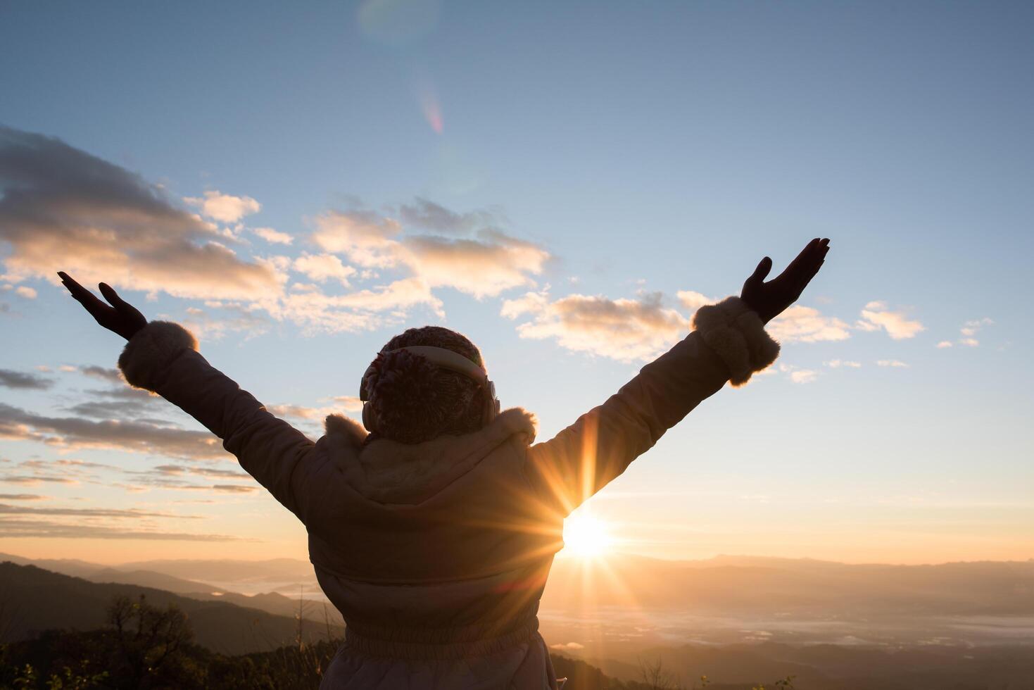 mulheres felizes acordam no sol pela manhã foto