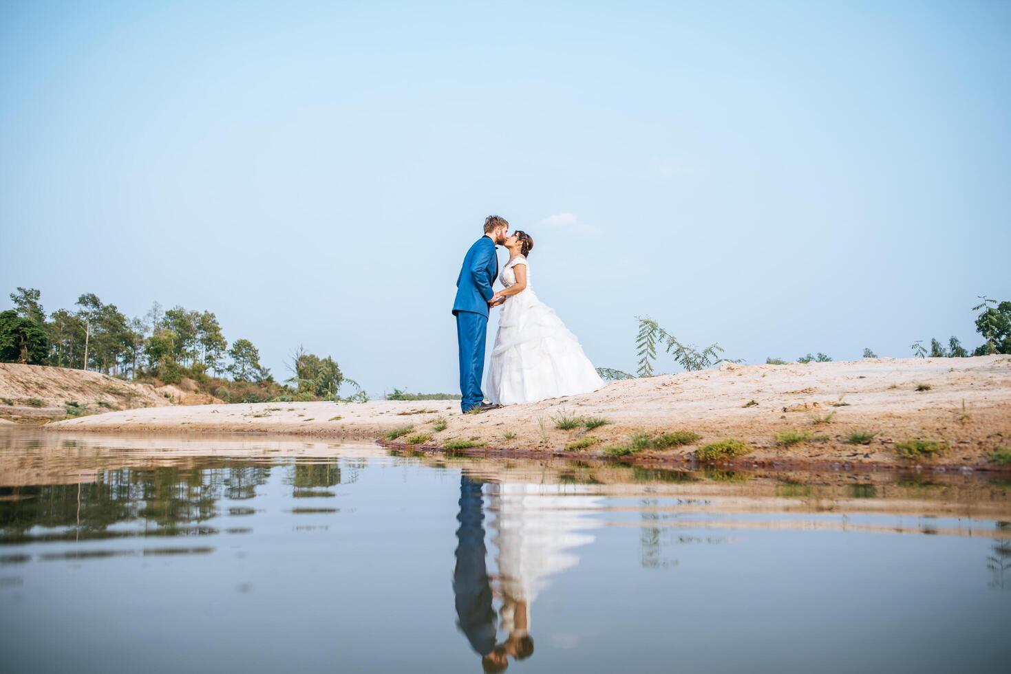 Noiva asiática e noivo caucasiano têm tempo de romance e felizes juntos foto