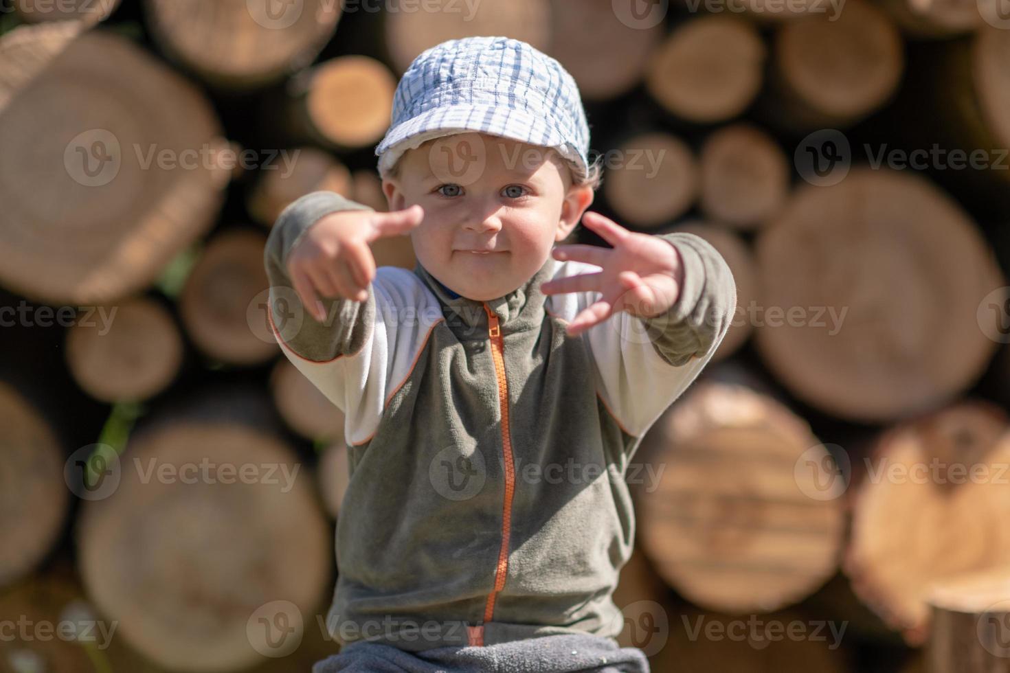 lindo menino com rosto de criança posando fotógrafo foto