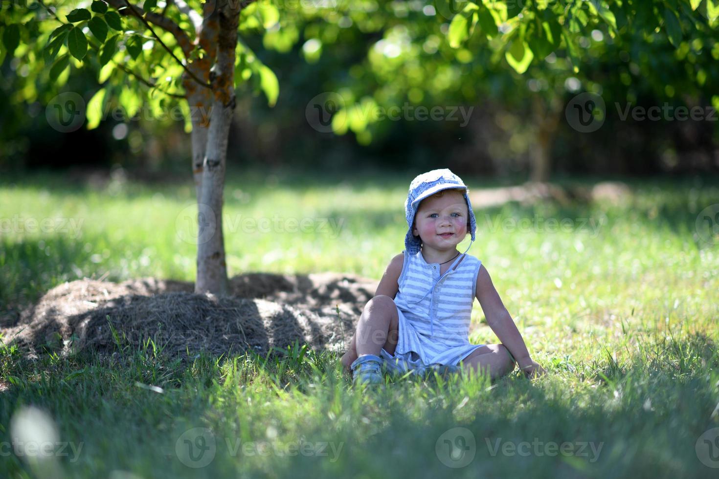 lindo menino no jardim infantil posando fotógrafo foto