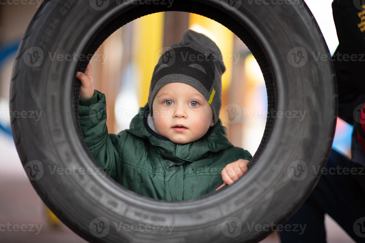 lindo menino com rosto de criança posando fotógrafo foto
