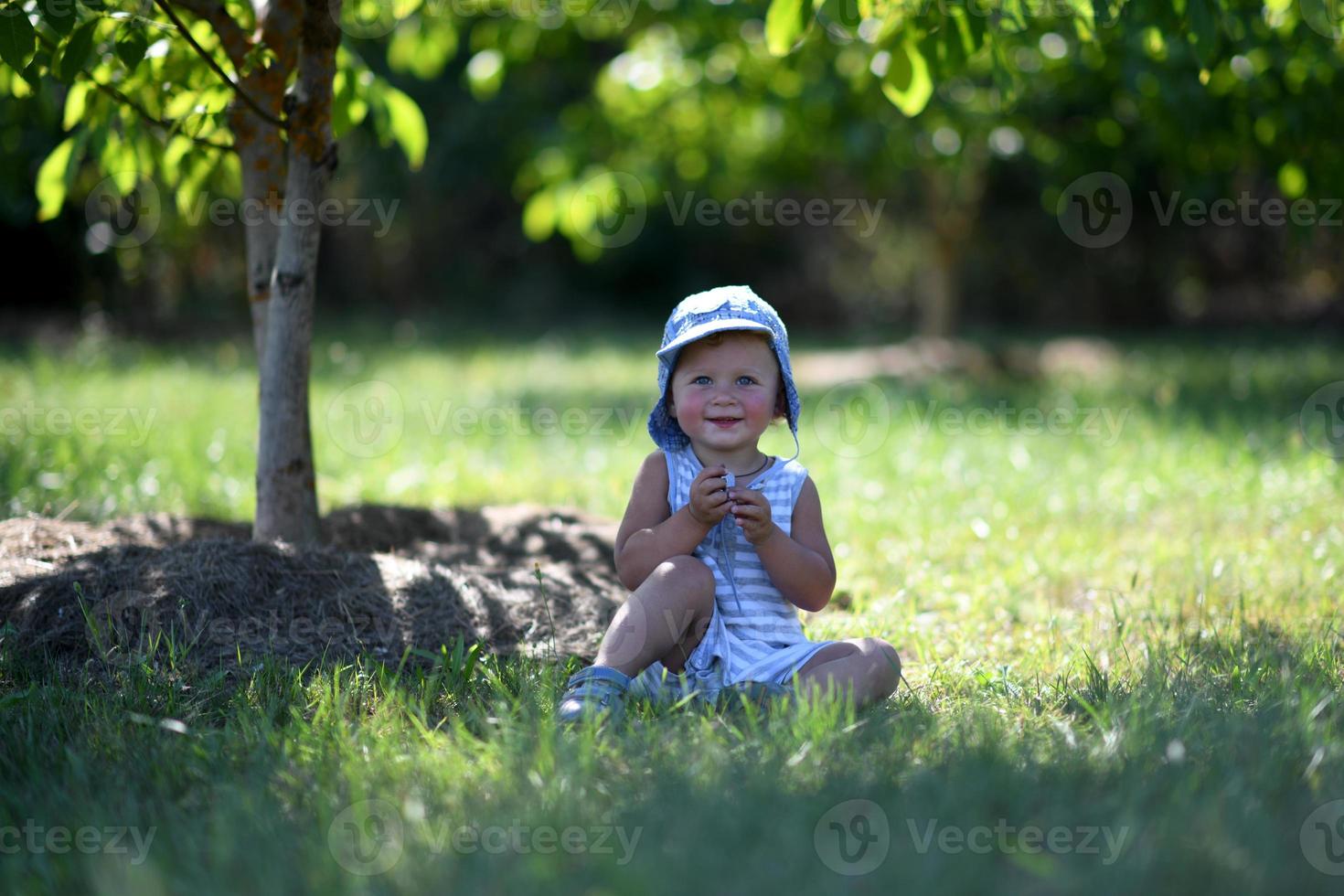 lindo menino no jardim infantil posando fotógrafo foto