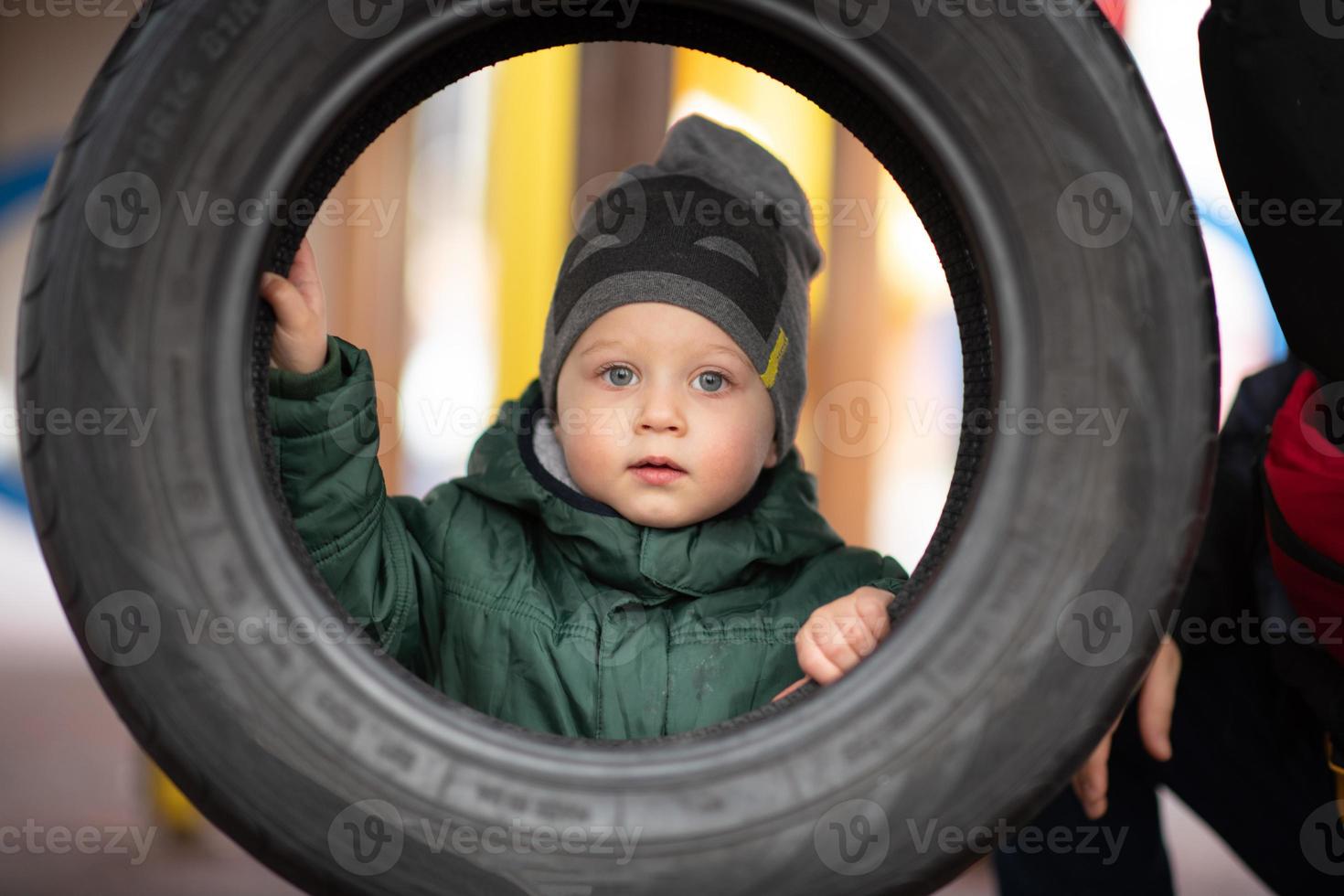 lindo menino com rosto de criança posando fotógrafo foto