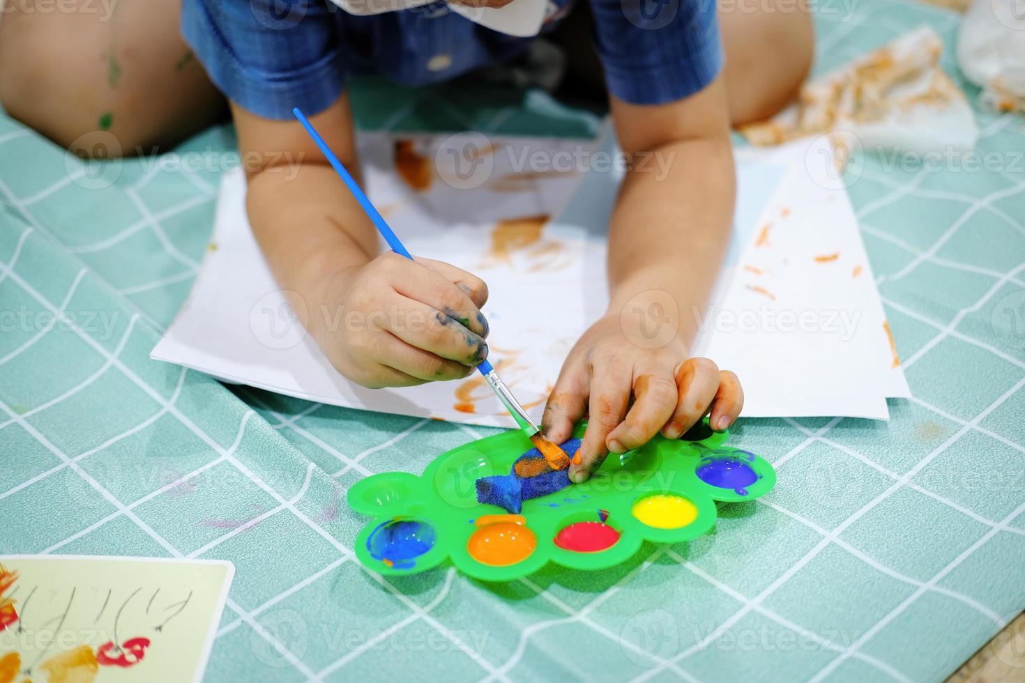 as crianças usam pincéis de aquarela para criar imaginação e aprimorar suas habilidades de aprendizagem. foto