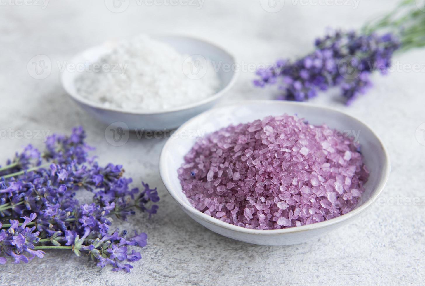 sal marinho de erva natural com flores de lavanda foto