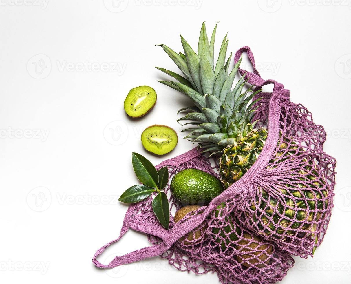 sacola de compras de malha com frutas foto