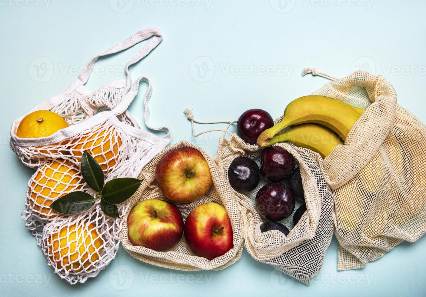 malha sacolas de compras com frutas foto