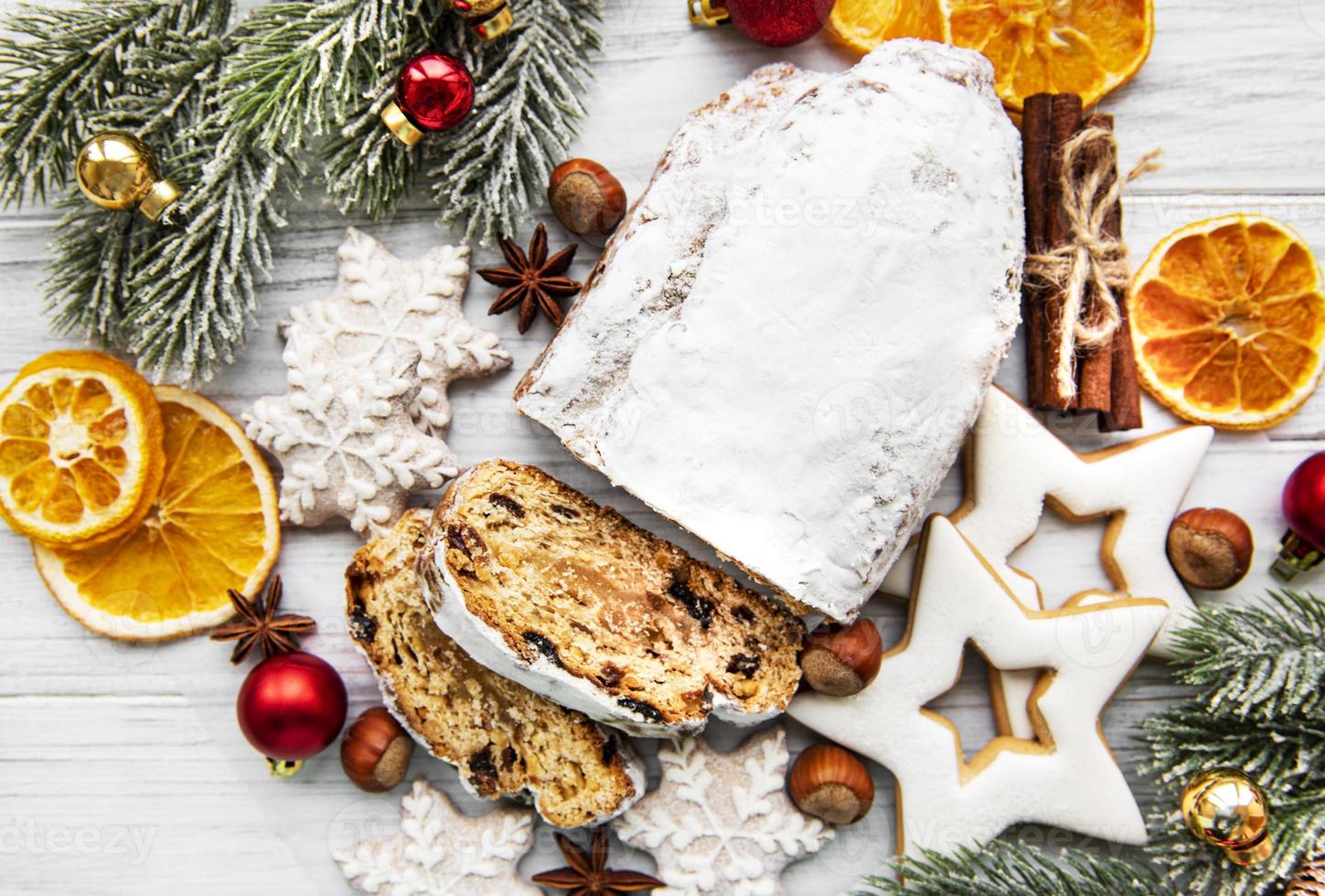 stollen de natal em fundo de madeira foto