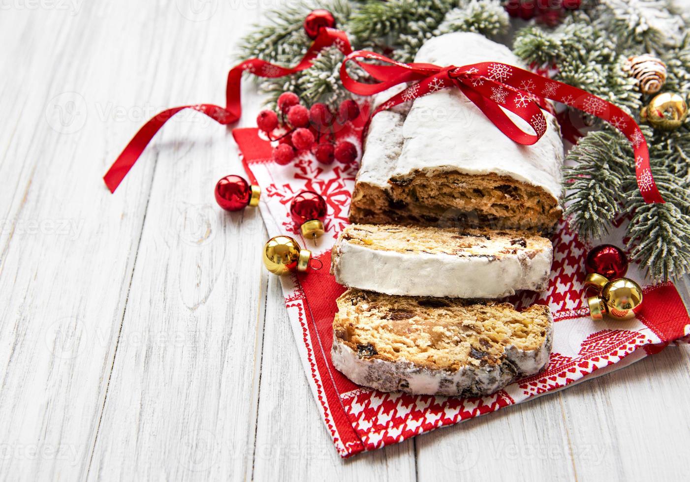 stollen de natal em fundo de madeira foto