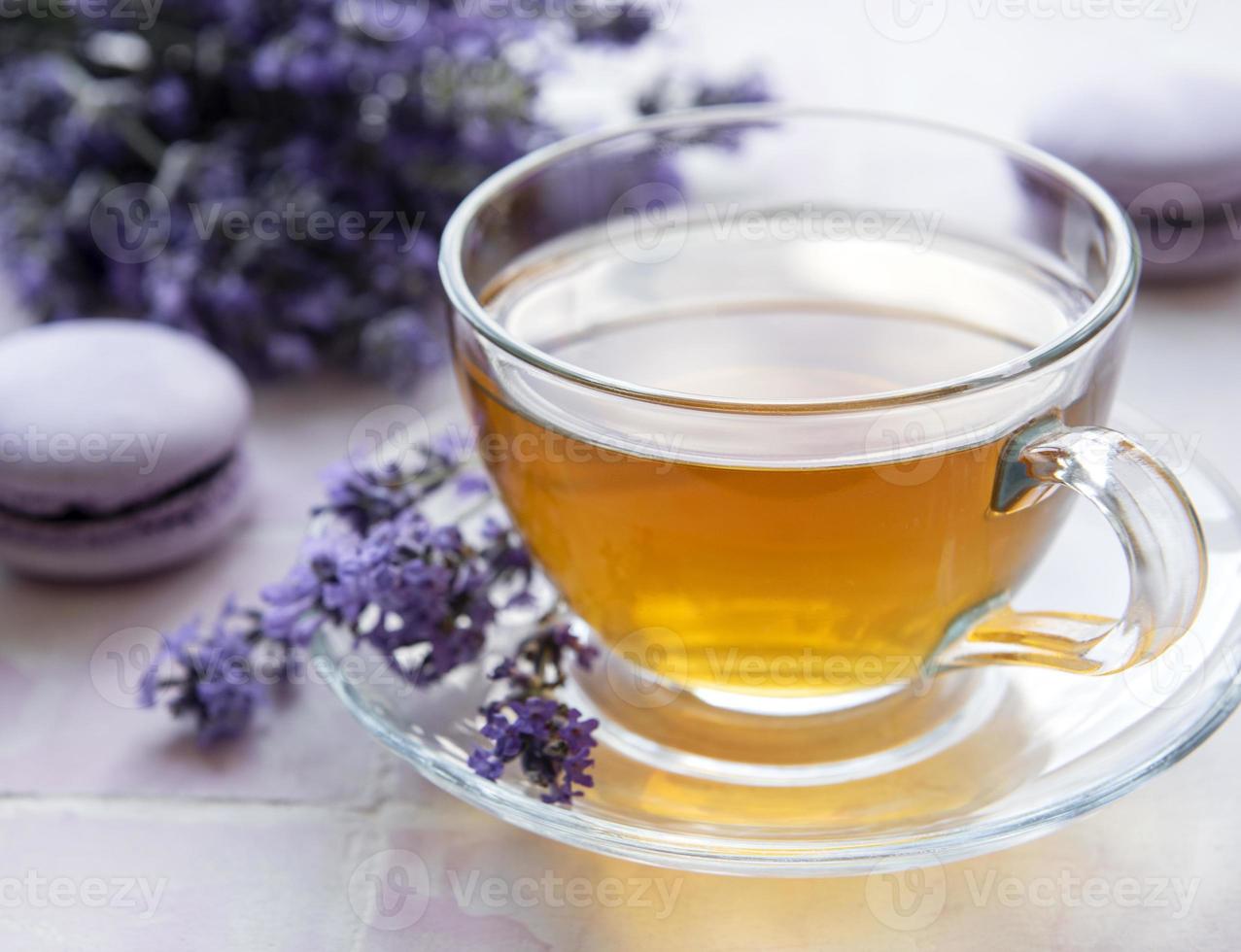 xícara de chá com sobremesa de macaroon com sabor de lavanda foto