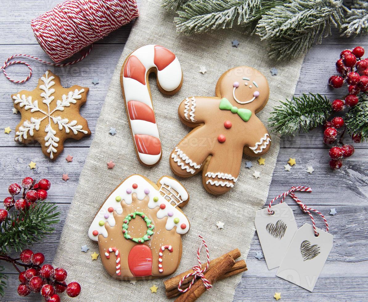 biscoitos de gengibre de natal em fundo escuro foto