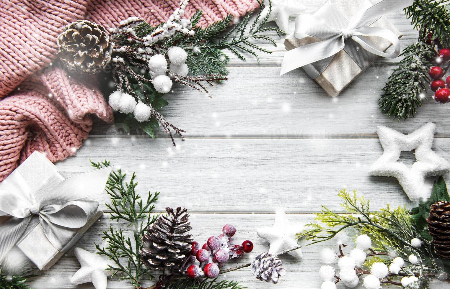 composição de natal ou inverno. moldura feita de decorações em fundo branco de madeira. foto