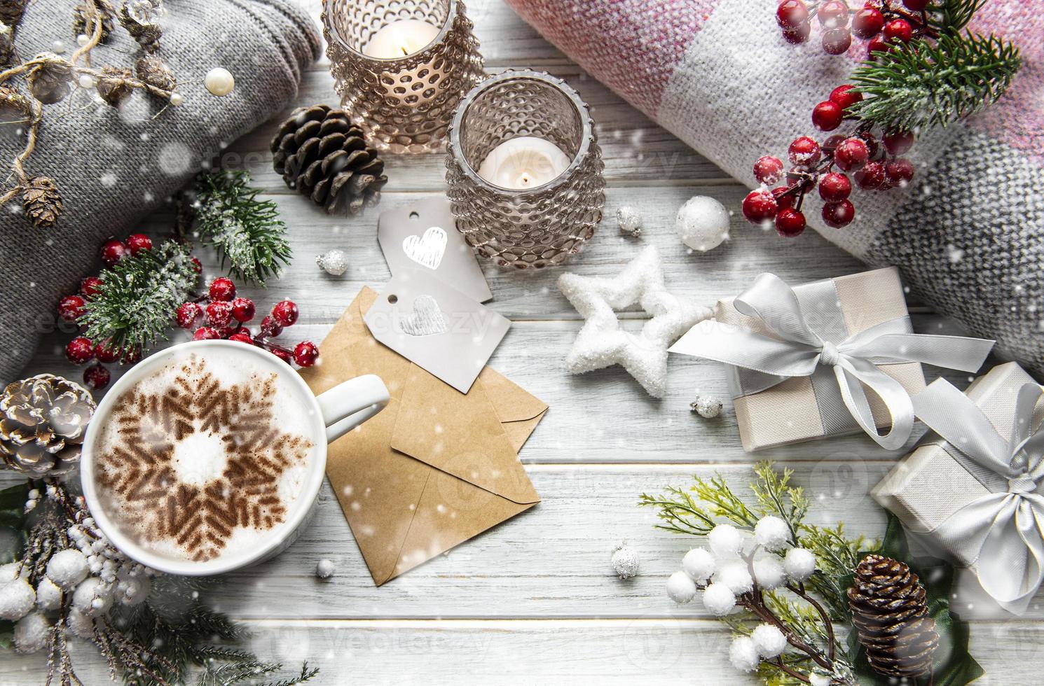 composição de natal ou inverno. moldura feita de decorações em fundo branco de madeira. foto