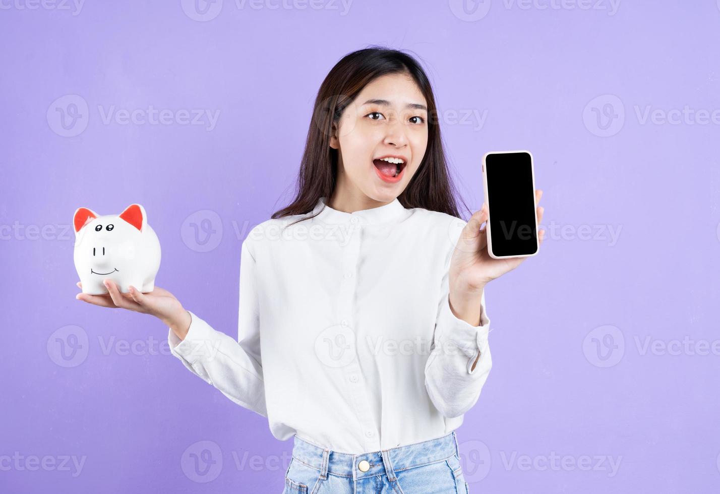 lindo retrato de mulher asiática, isolado em fundo roxo foto