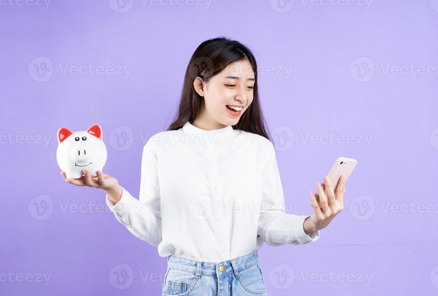 lindo retrato de mulher asiática, isolado em fundo roxo foto