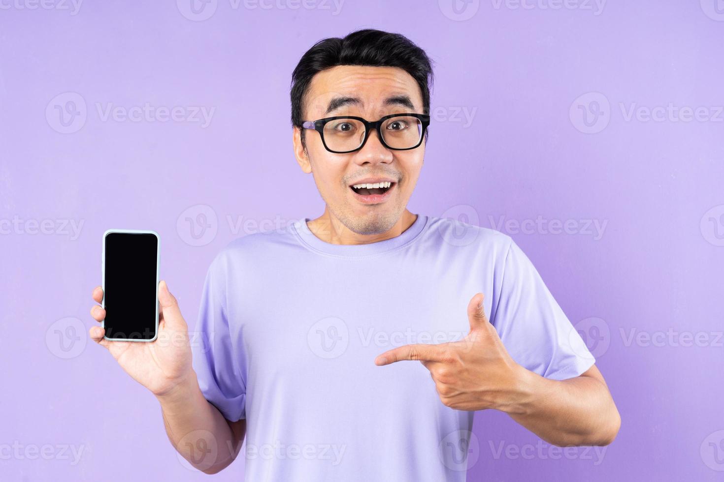 retrato de homem asiático, posando em fundo roxo foto