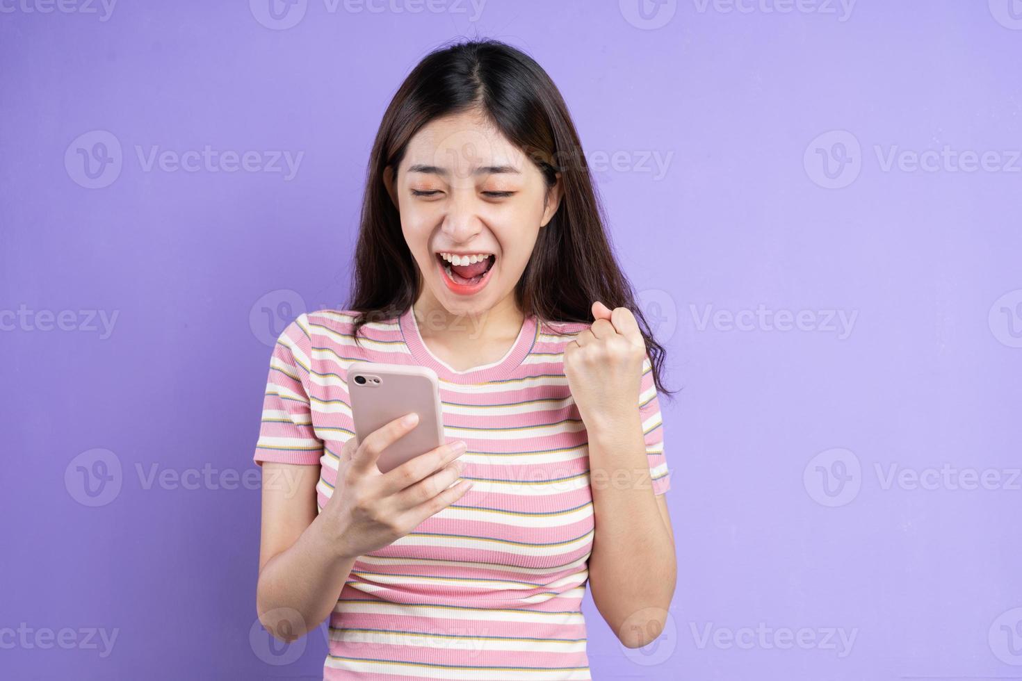 lindo retrato de mulher asiática, isolado em fundo roxo foto