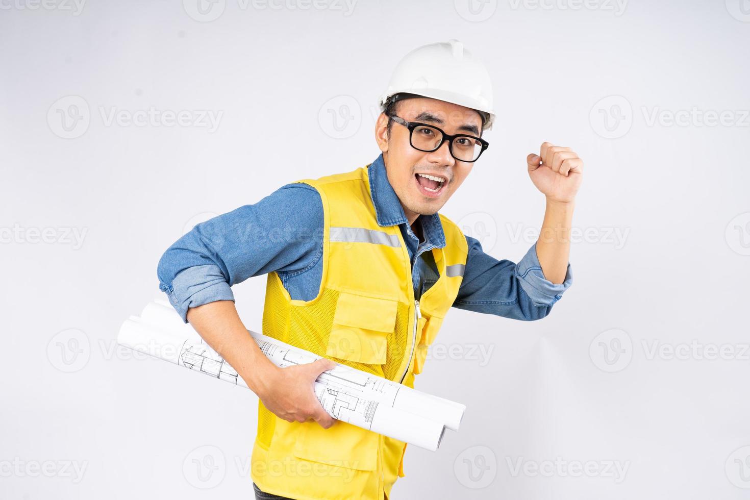 sorridente jovem engenheiro civil asiático usando capacete de proteção em pé sobre fundo branco isolado. conceito de serviço mecânico. foto