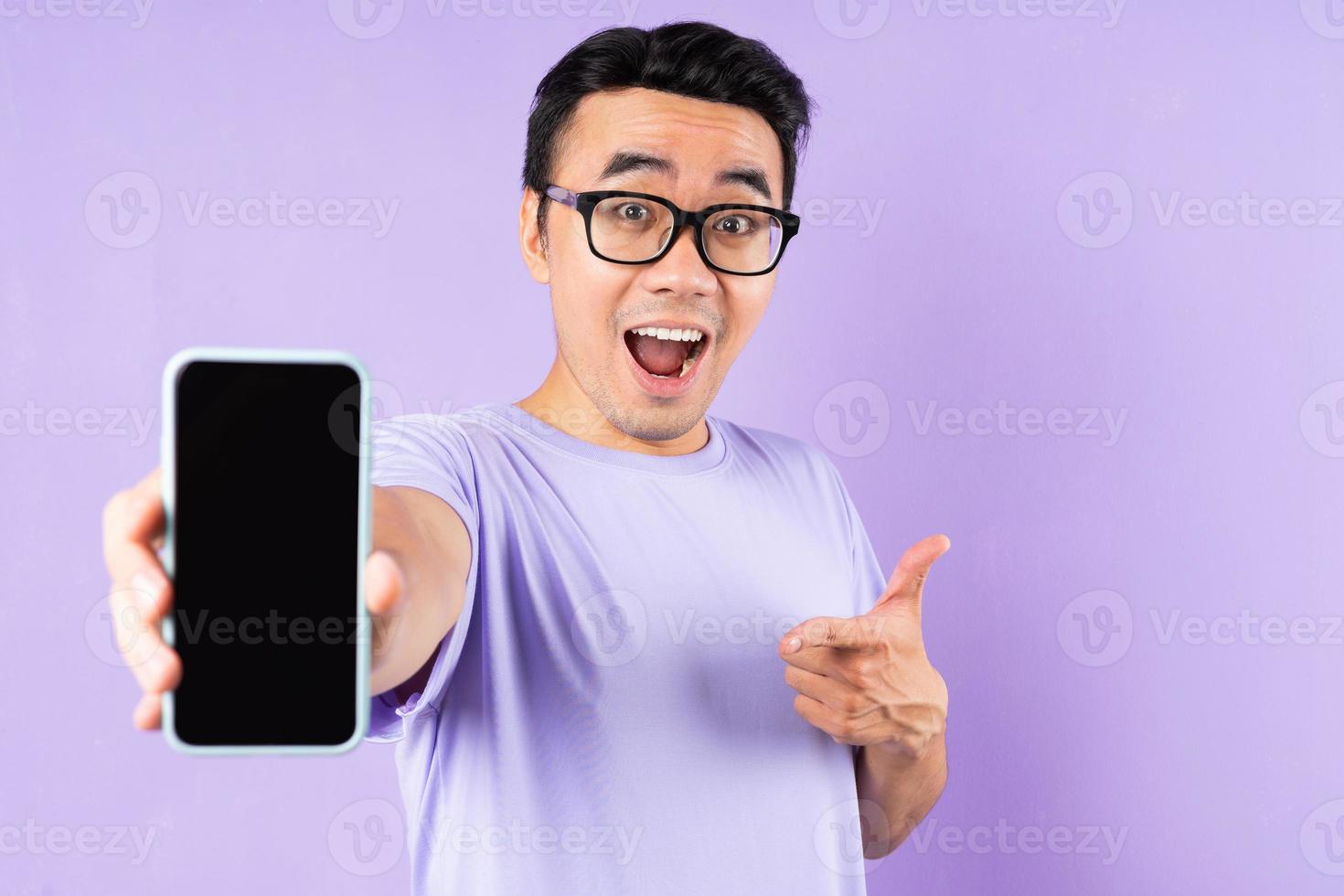 retrato de homem asiático, posando em fundo roxo foto