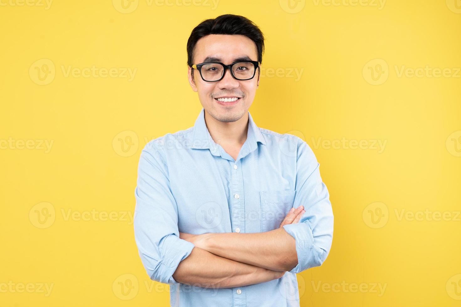 retrato masculino vestindo camisa, isolado em fundo amarelo foto