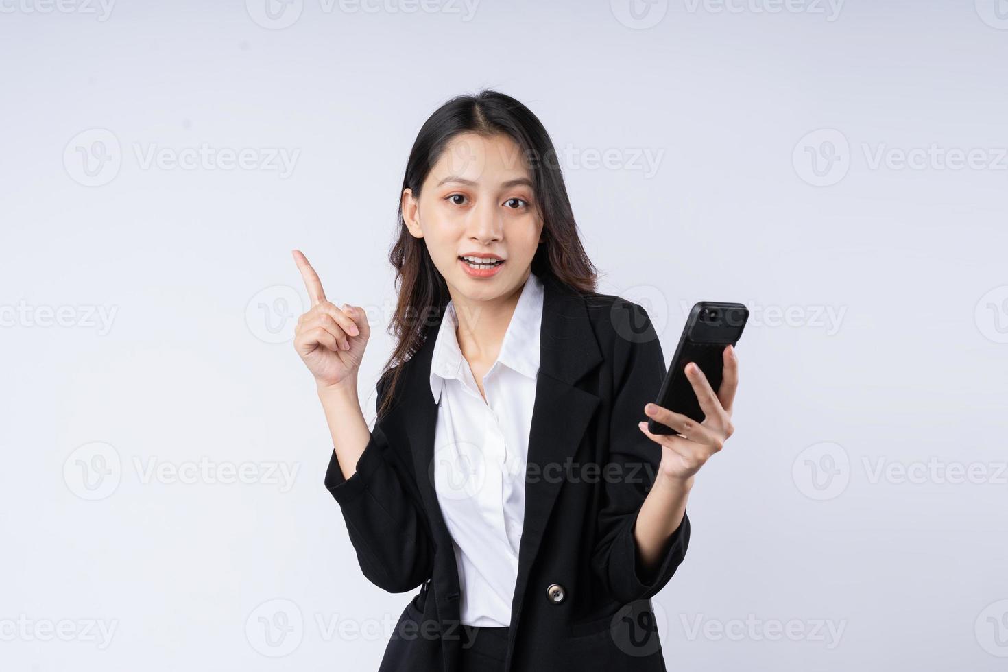 retrato de uma jovem empresária vestindo um terno, isolado no fundo branco foto