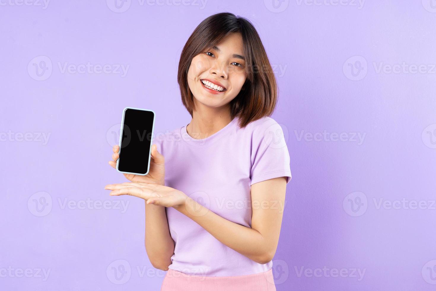 lindo retrato de mulher asiática, isolado em fundo roxo foto